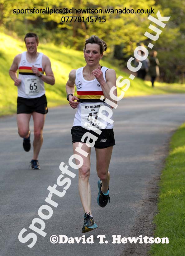 Ella Brown (Alnwick) on her way to victory in the womens Les Allcorn 10k, Alnwick. Photo: David T. Hewitson/Sports for All Pics